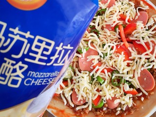 25、微波炉版美味披萨,然后撒上马苏里拉奶酪