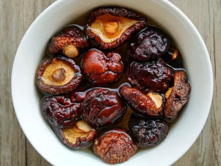 1、香菇板栗烧鸡,干香菇用温水泡发备用，蒜去皮用刀怕扁，香葱切末。