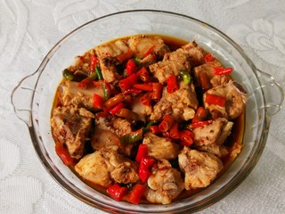 11、青花椒豉汁蒸排骨,放入切成小段的红辣椒。