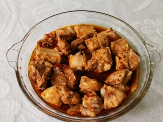 10、青花椒豉汁蒸排骨,将汤汁均匀浇在排骨上，汤汁以淹到排骨的二分之一为宜，不够可以加一点水。