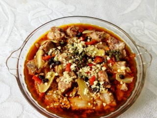 16、青花椒豉汁蒸排骨,铺上剁碎的大蒜