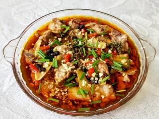 17、青花椒豉汁蒸排骨,以热油淋之，满屋飘香。最后洒香葱。