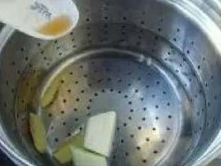 3、肥嫩鲜美白斩鸡,汤锅内加入足量淹没鸡的清水，加入葱段、姜片、料酒，大火煮沸。