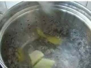 4、肥嫩鲜美白斩鸡,水沸后改为中火，令其汤面稍滚即可。