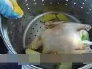 5、肥嫩鲜美白斩鸡,将鸡放入锅中净煮，中间提锅四至五次，倒出腔中的水，以保持内外温度一致。