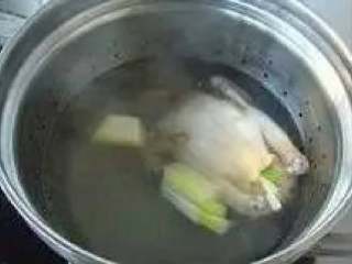 6、肥嫩鲜美白斩鸡,关火，盖上锅盖约浸十五分钟至熟，用筷子插入鸡腿间无血色溢出，即可捞起。