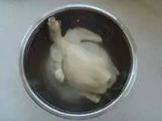 7、肥嫩鲜美白斩鸡,将全鸡放于冰水中浸20至30分钟。