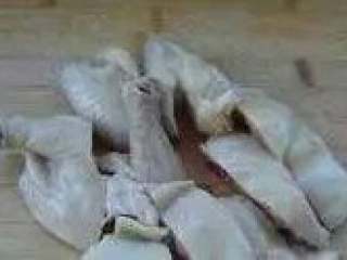 8、肥嫩鲜美白斩鸡,取出晾干表皮，扫上香油（或熟花生油），斩成小块，盛入碟中。