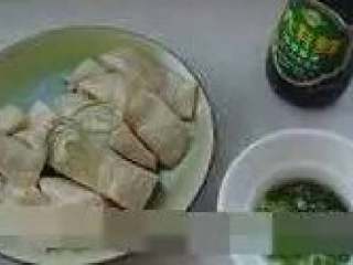 9、肥嫩鲜美白斩鸡,食用时可配以葱油、生抽等佐料，口味重的可以用豆瓣辣酱、辣豆豉、麻油等自制酱料。