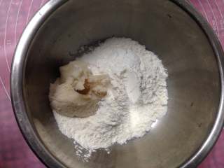 1、手捧着吃的――咖喱鸡肉月饼,低粉90克、猪油50克混合充份揉成团.成为油酥面团