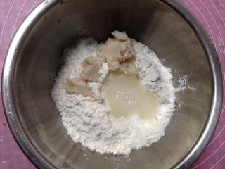 2、手捧着吃的――咖喱鸡肉月饼,低粉110克 、 糖粉12克、清水40克、猪油40克揉成面团成酥皮面团