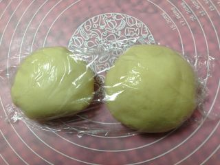 3、手捧着吃的――咖喱鸡肉月饼,两种面团加盖保鲜膜静置松驰1小时