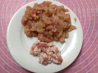 4、手捧着吃的――咖喱鸡肉月饼,鸡脯肉、五花肉分别切小粒