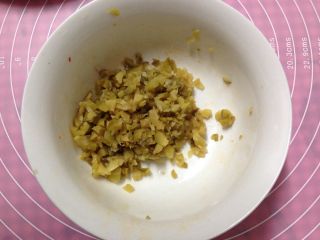 5、手捧着吃的――咖喱鸡肉月饼,榨菜、葱切末