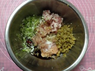 6、手捧着吃的――咖喱鸡肉月饼,两种 肉馅内加入盐、胡椒粉、葱花、生抽、榨菜、咖喱粉、葱油调匀搅拌上劲