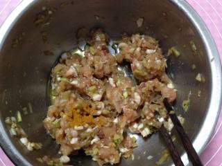 7、手捧着吃的――咖喱鸡肉月饼,调好的肉馅盖保鲜膜放入冰箱冷藏备用