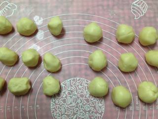 8、手捧着吃的――咖喱鸡肉月饼,将松驰好的油皮、油酥平均分成9份