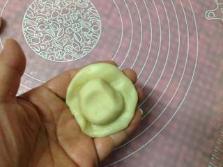 9、手捧着吃的――咖喱鸡肉月饼,取1个酥皮面团略压平，包入1个油酥