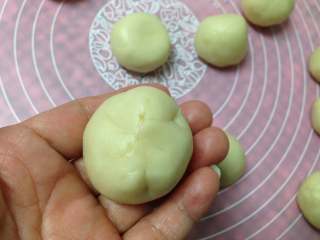 10、手捧着吃的――咖喱鸡肉月饼,用虎口慢慢收口捏紧，再搓圆