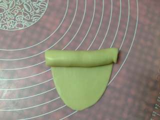 13、手捧着吃的――咖喱鸡肉月饼,从上至下卷起