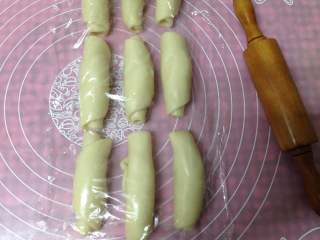 14、手捧着吃的――咖喱鸡肉月饼,依次全部卷好后，盖上保鲜膜静置松驰20分钟