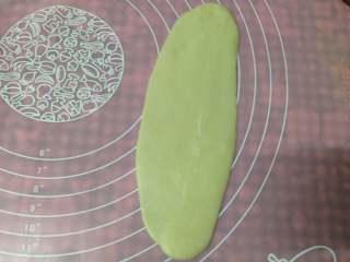 15、手捧着吃的――咖喱鸡肉月饼,然后重复12-13步依次卷好