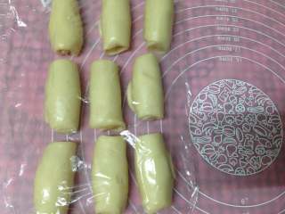 16、手捧着吃的――咖喱鸡肉月饼,再次加盖保鲜膜静置松驰20分钟