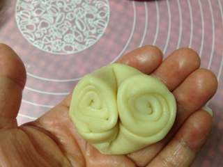 18、手捧着吃的――咖喱鸡肉月饼,然后向中间折