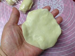 19、手捧着吃的――咖喱鸡肉月饼,对折的方向朝上，用手压扁，再用擀面杖擀成边缘薄，中间厚的圆形