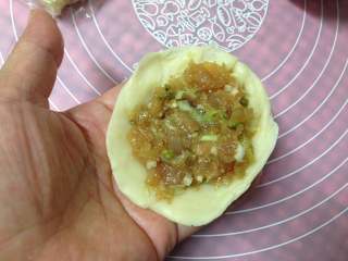 20、手捧着吃的――咖喱鸡肉月饼,取适量肉馅放入饼皮