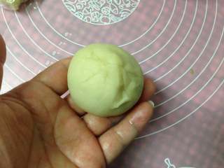 21、手捧着吃的――咖喱鸡肉月饼,左手略压住内馅，用右手的虎口把饼皮收紧，收口朝下