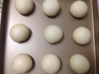 22、手捧着吃的――咖喱鸡肉月饼,包好的饼胚放入烤盘