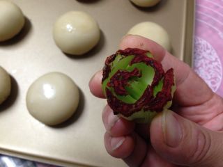 23、手捧着吃的――咖喱鸡肉月饼,因为没有现成的花章，自己做了一个，切一小段油菜根沾上红曲粉