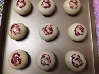 24、手捧着吃的――咖喱鸡肉月饼,月饼顶部涮一点稀释的蜂蜜水，盖上红印