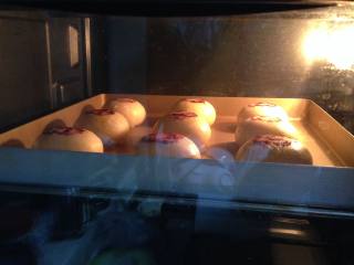 25、手捧着吃的――咖喱鸡肉月饼,入预热好的烤箱，180度烤20-25分钟。出炉后冷却即可品尝。