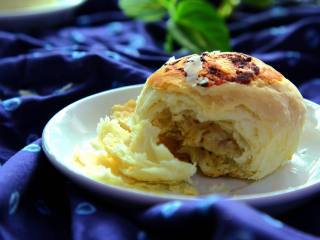 26、手捧着吃的――咖喱鸡肉月饼,酥到掉渣