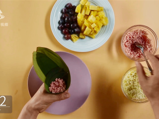 12、甜粽子和咸粽子都过时了！鲜果粽子才是王道,放入葡萄汁糯米