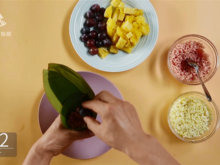 13、甜粽子和咸粽子都过时了！鲜果粽子才是王道, 放入一颗葡萄