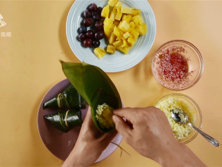 18、甜粽子和咸粽子都过时了！鲜果粽子才是王道,放入一块菠萝