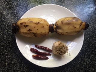 1、辣炒藕片,准备食材