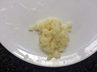 2、辣炒藕片,蒜瓣洗干净去皮剁碎