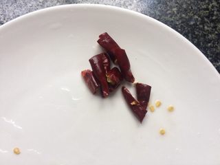 3、辣炒藕片,干辣椒切小段