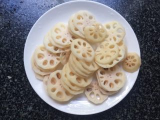 5、辣炒藕片,切成藕片