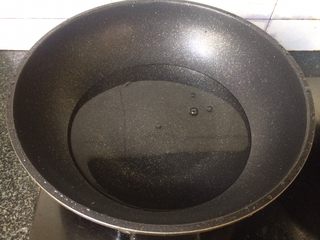 6、辣炒藕片,锅中放适量水