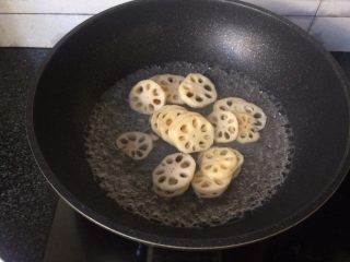 8、辣炒藕片,倒入藕片煮2−3分钟
