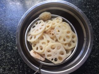 9、辣炒藕片,捞出沥干