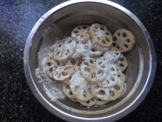 10、辣炒藕片,撒上淀粉