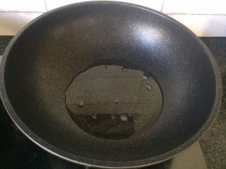 12、辣炒藕片,倒入多一点的油