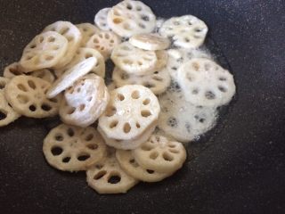 13、辣炒藕片,倒入藕片炸