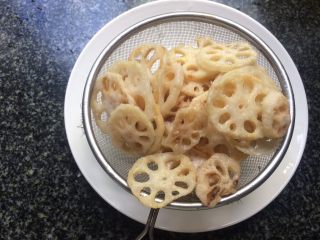 14、辣炒藕片,炸至两面金黄捞出备用